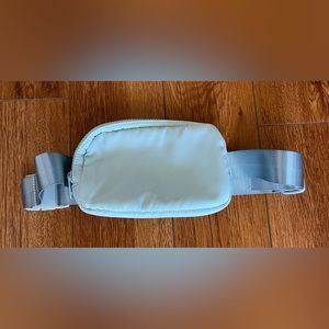 Aqua color. Belt running pack. Excellent condition. Adjustable band.
